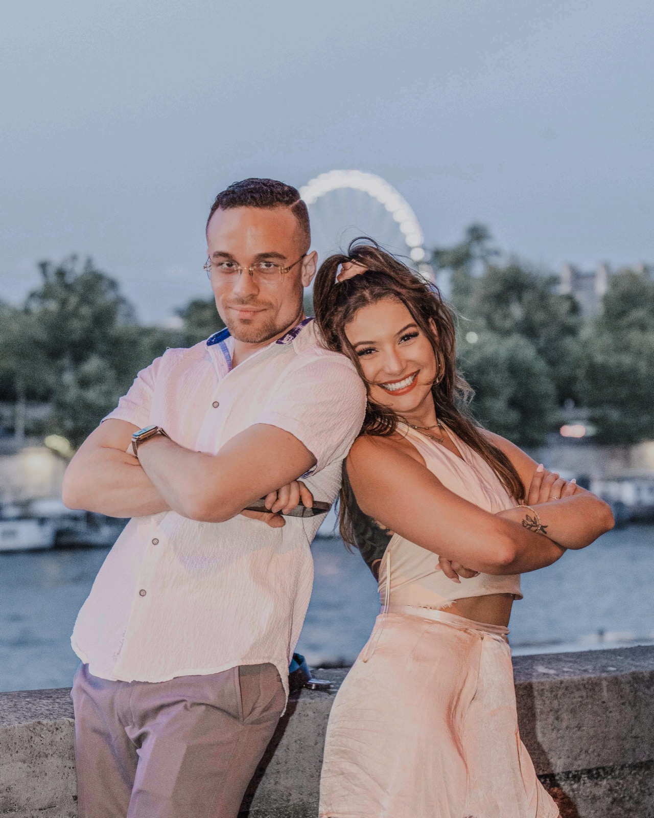 Couple dos à dos sur les quais de Seine à Paris pendant une séance photo offerte en cadeau