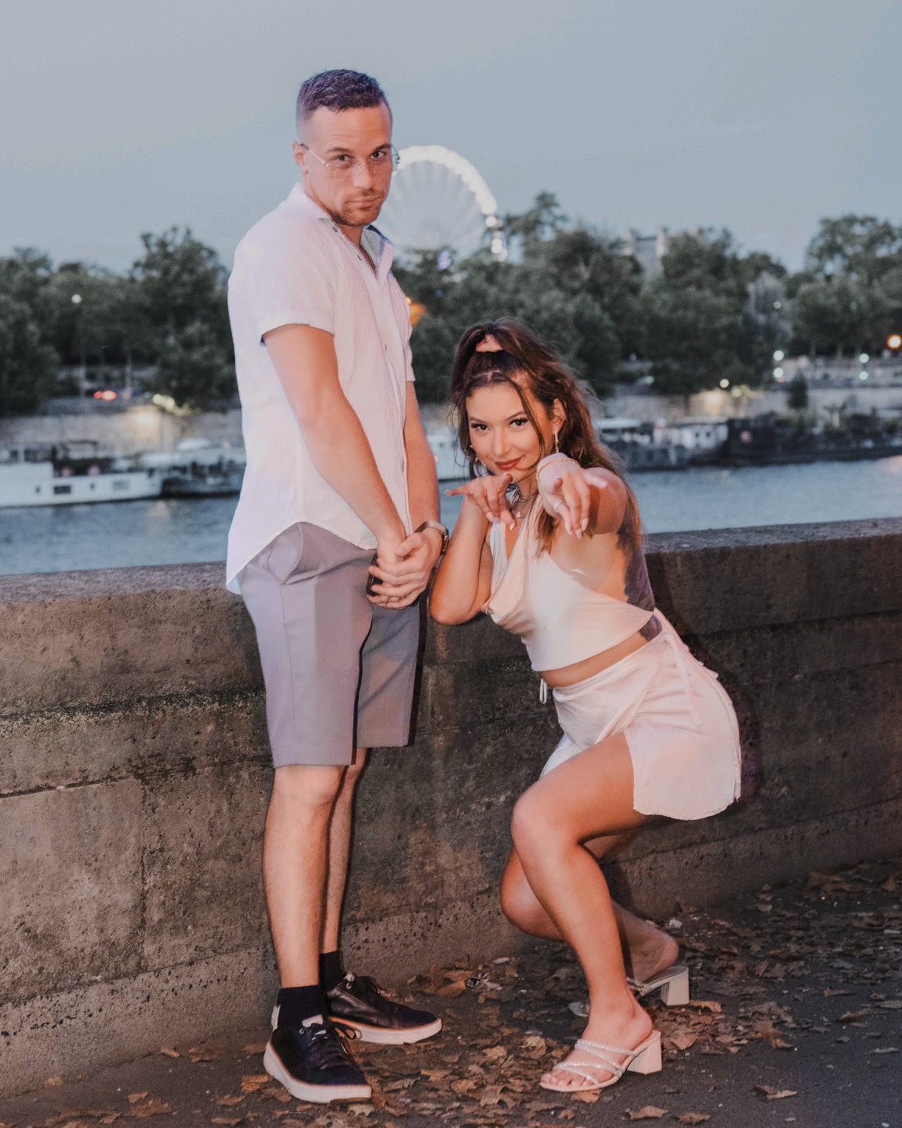 Shooting couple sur les quais de Seine à Paris, ambiance lifestyle naturelle au coucher du soleil