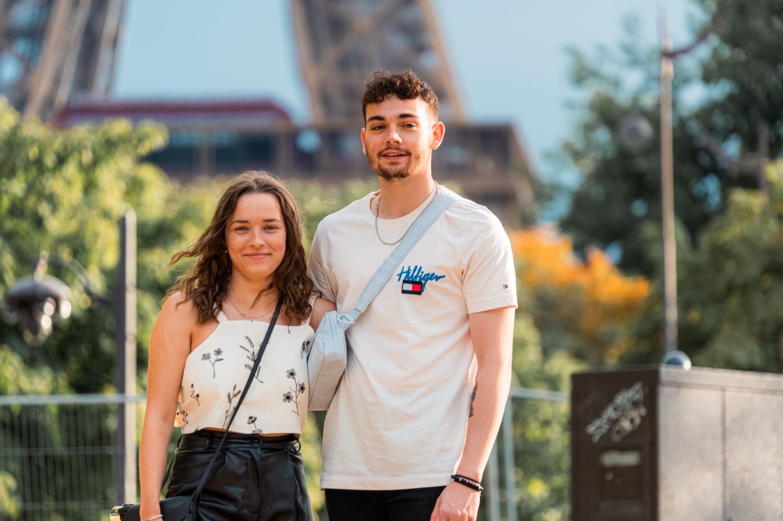 Un couple photographié près de la tour Eiffel