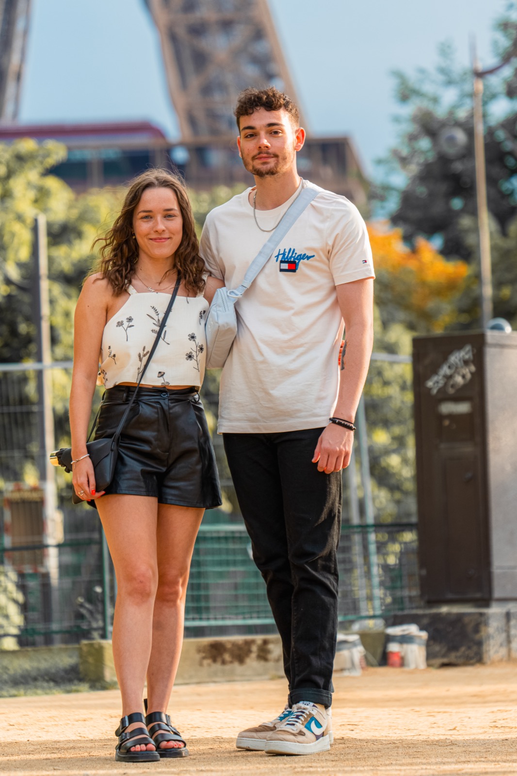 Séance photo couple devant la Tour Eiffel à Paris, portrait lifestyle en lumière naturelle