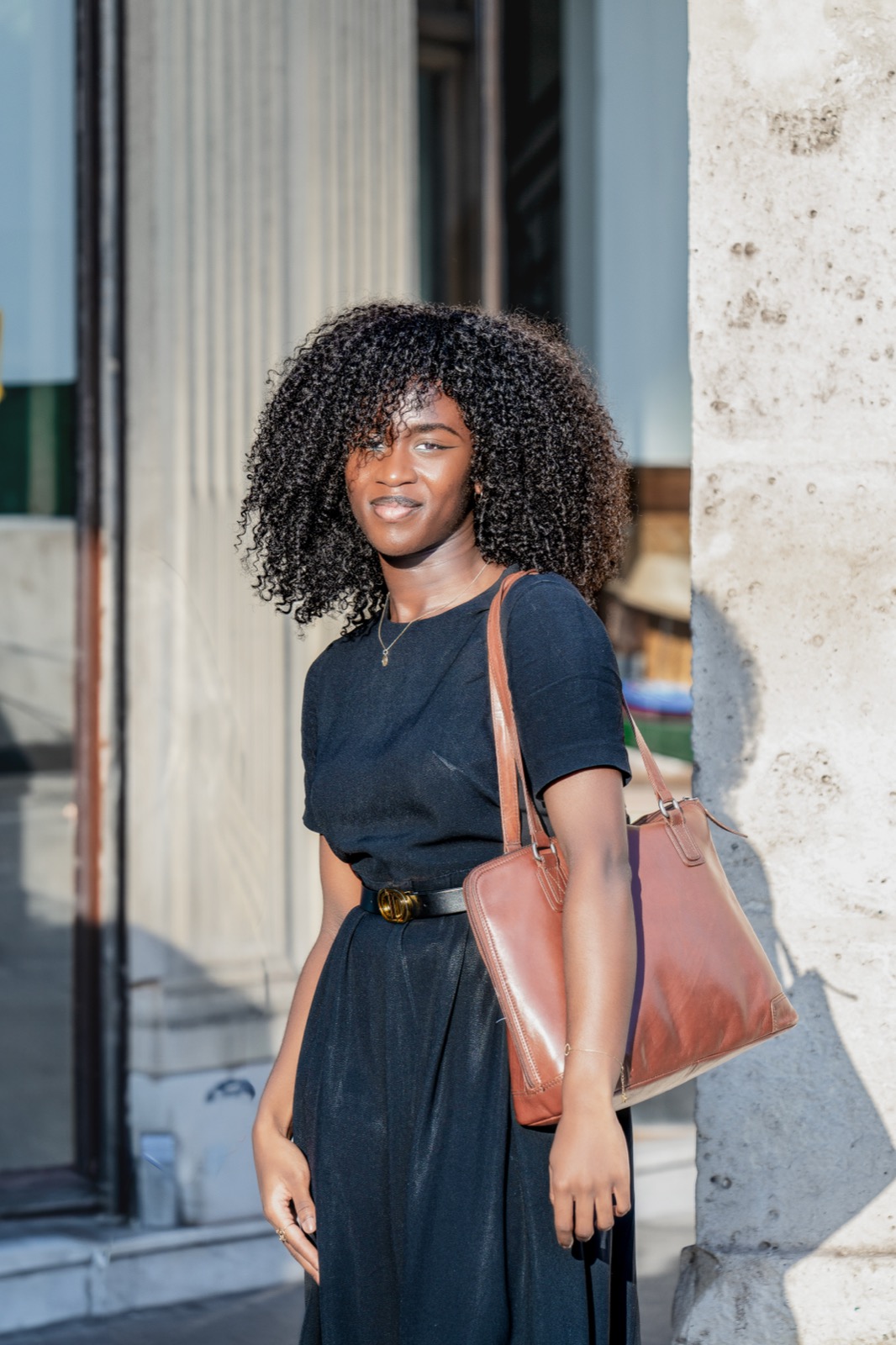 Photographe portrait Paris : portrait lifestyle dans le Marais, robe noire, lumière naturelle, Sylvain OGB