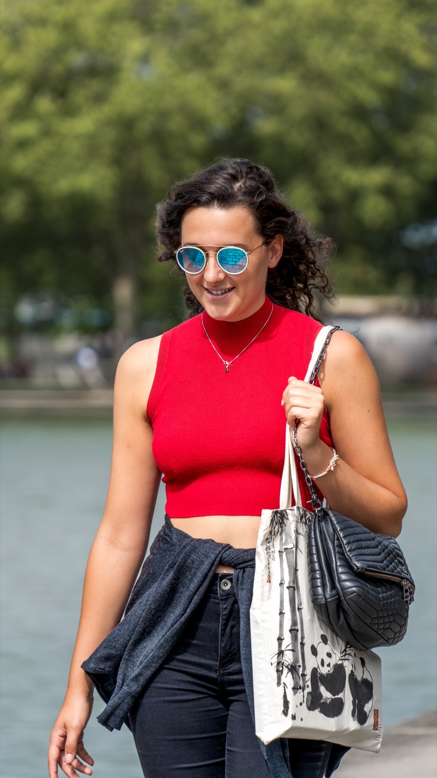 Séance portrait dans un parc parisien, débardeur rouge, portrait naturel en extérieur