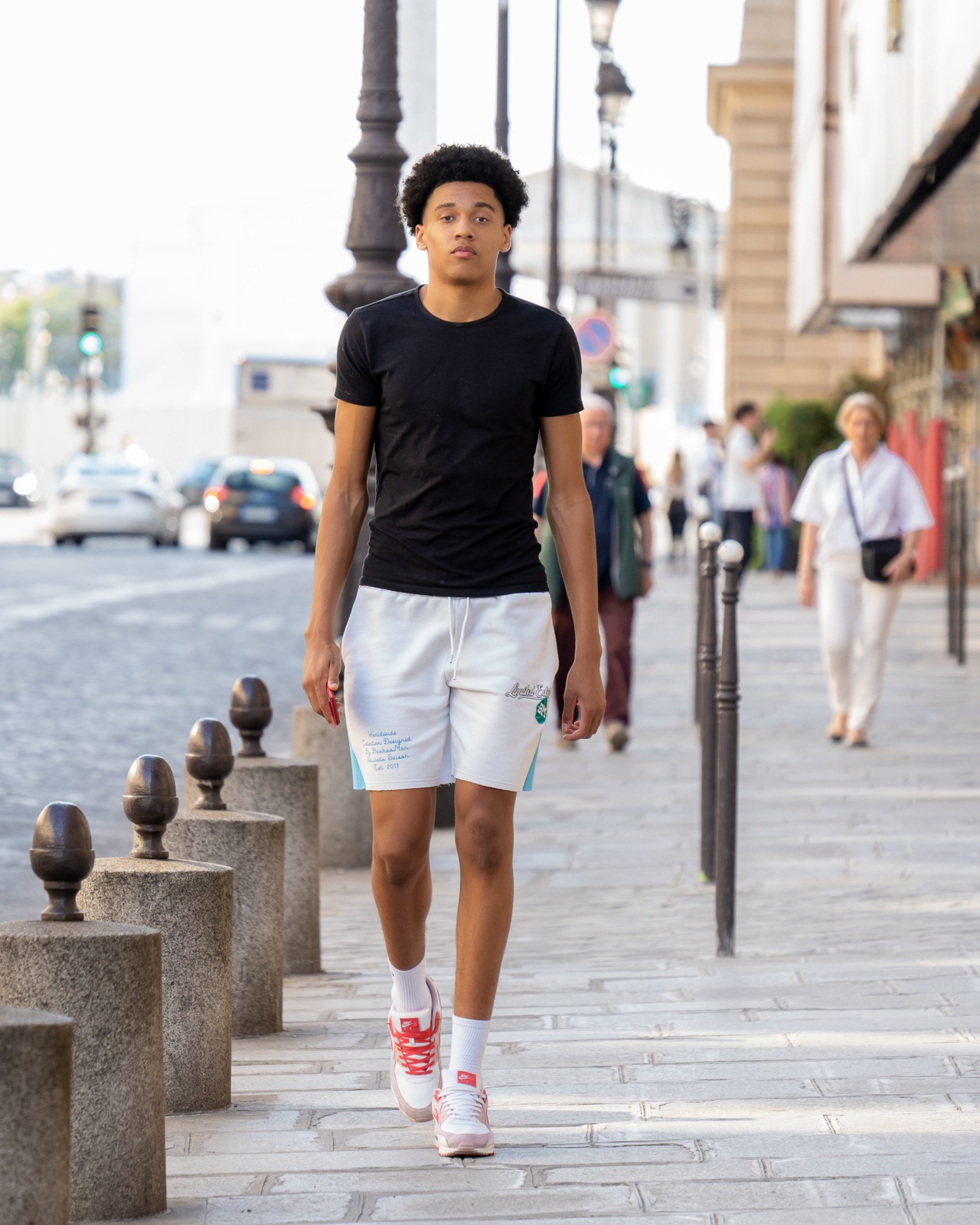 Lifestyle Paris, jeune homme en tenue d'été dans une rue parisienne, portrait spontané