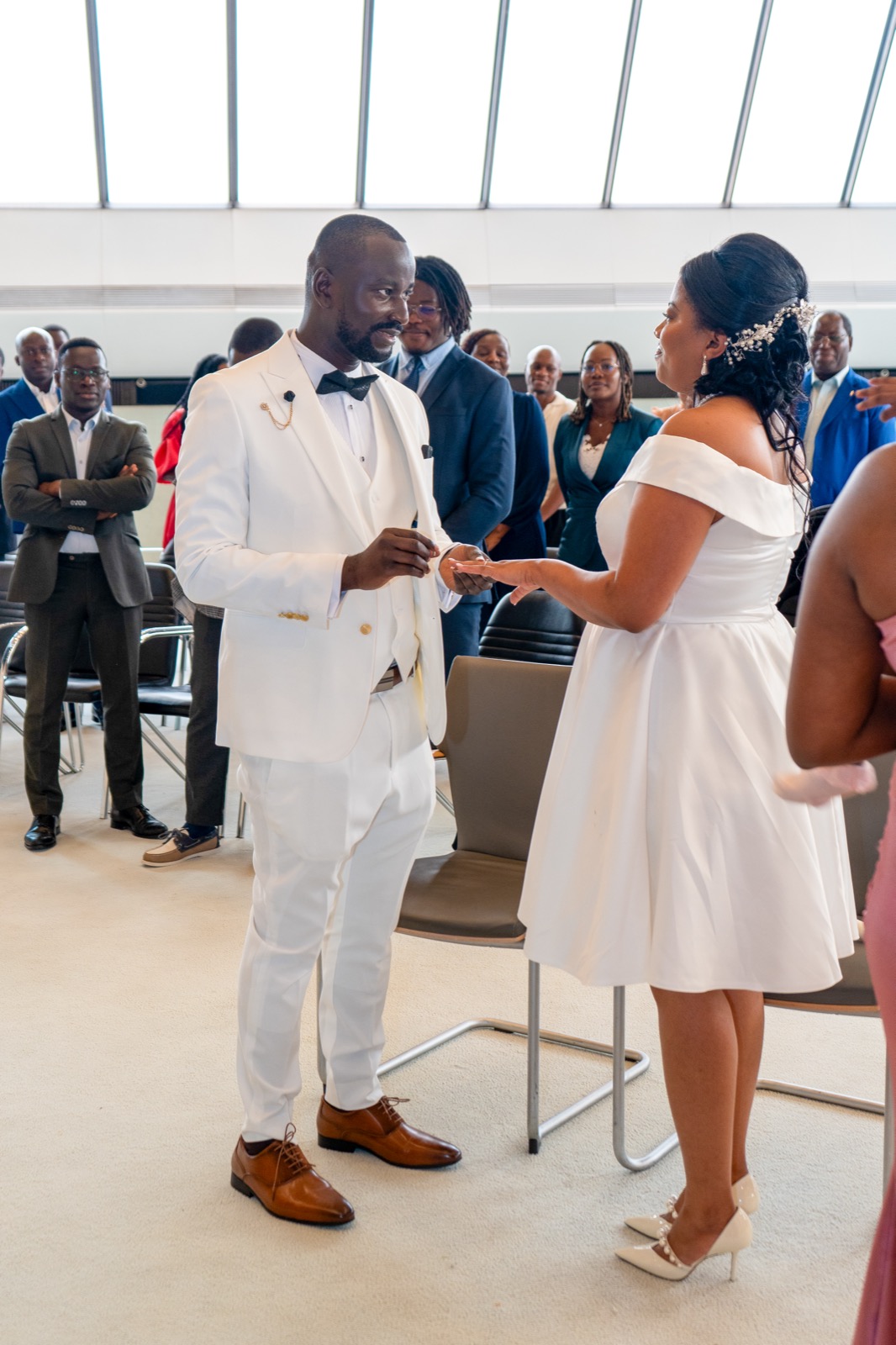 Échange des alliances lors d'un mariage civil à Paris, photographe Sylvain OGB