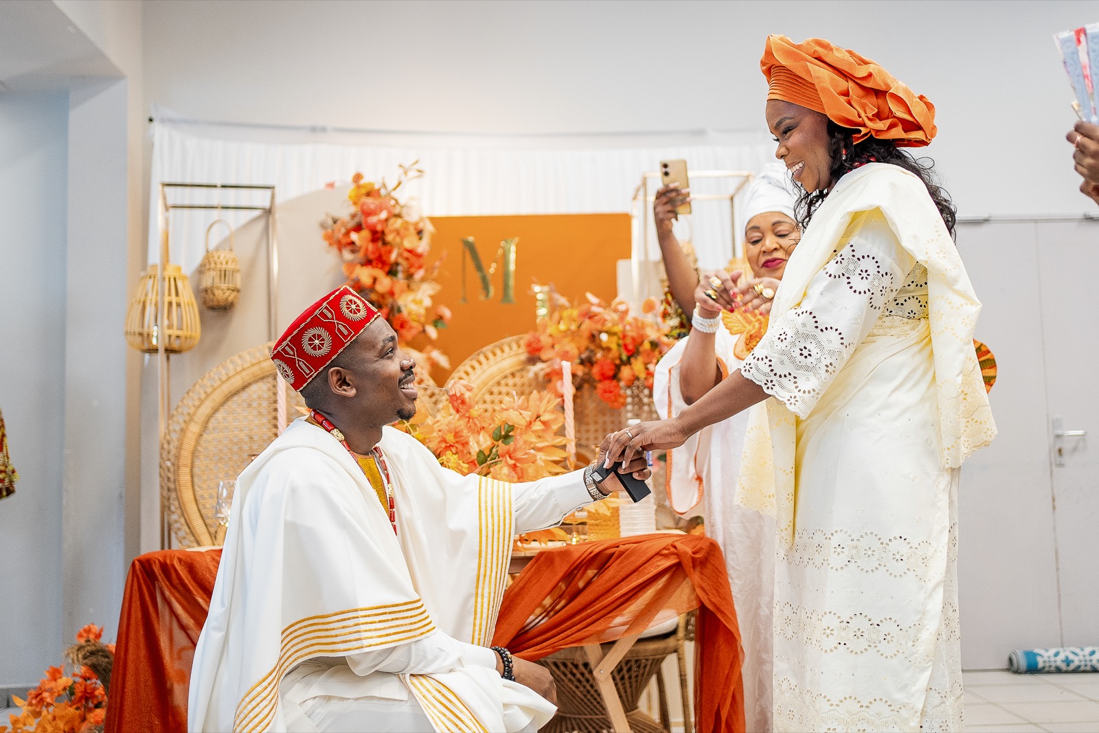 Demande en mariage à Paris, genou à terre, photographiée par Sylvain OGB