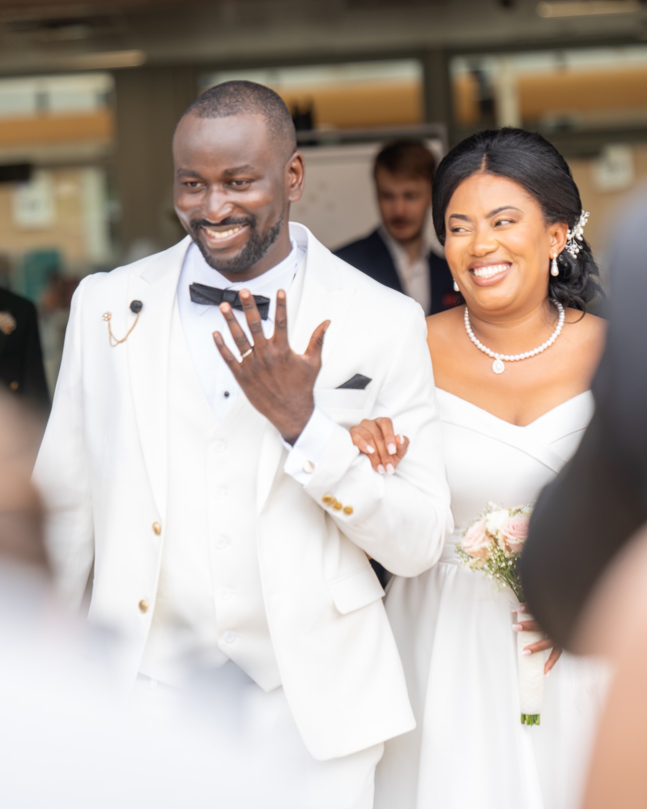 Sortie de cérémonie et échange d'alliance lors d'un mariage à Paris, photographe Sylvain OGB