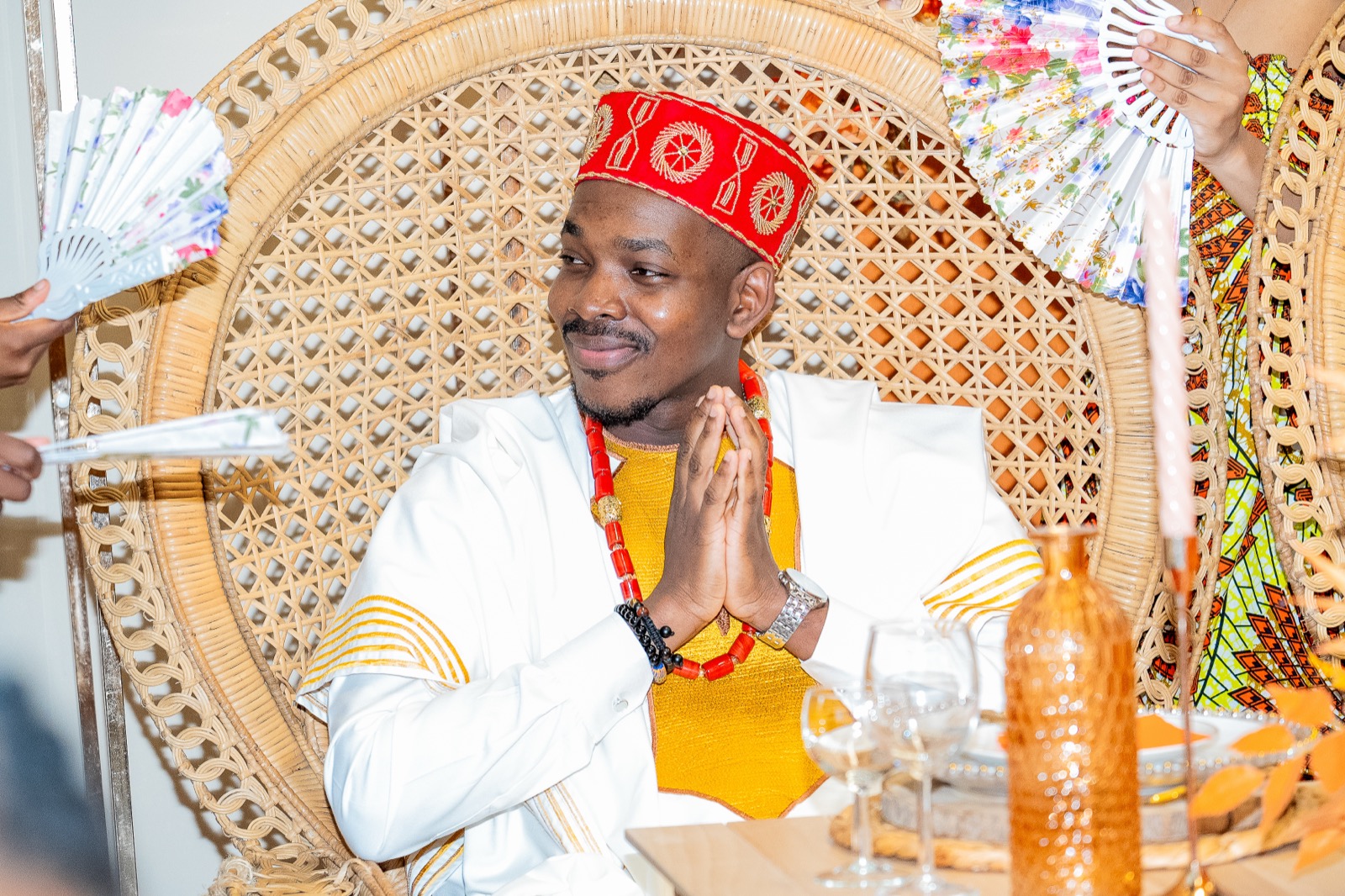 Le marié seul avant la cérémonie, en tenue traditionnelle et bonnet brodé