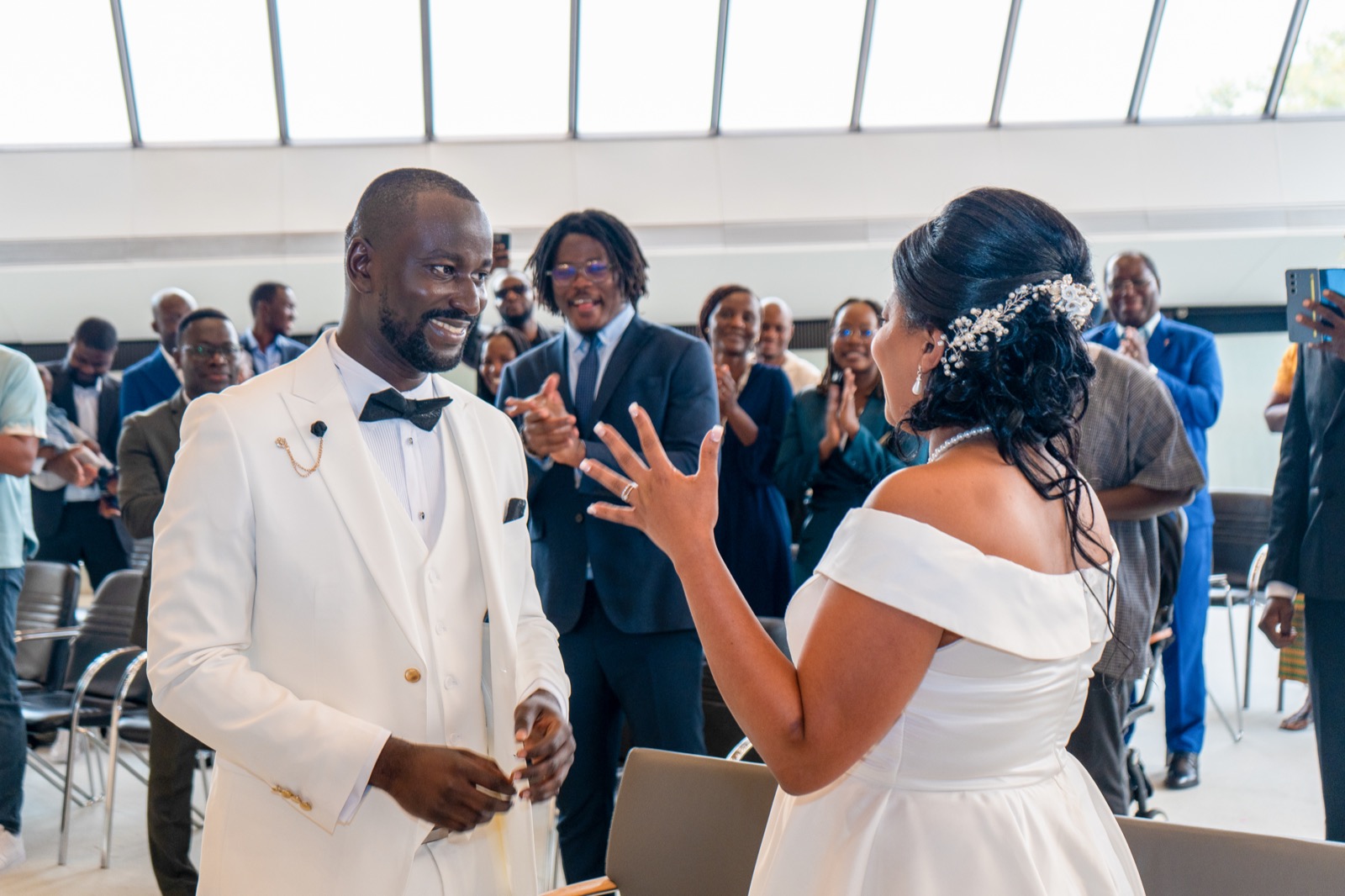 Photo de mariage à Paris, émotion lors de l'échange des alliances, photographe Sylvain OGB