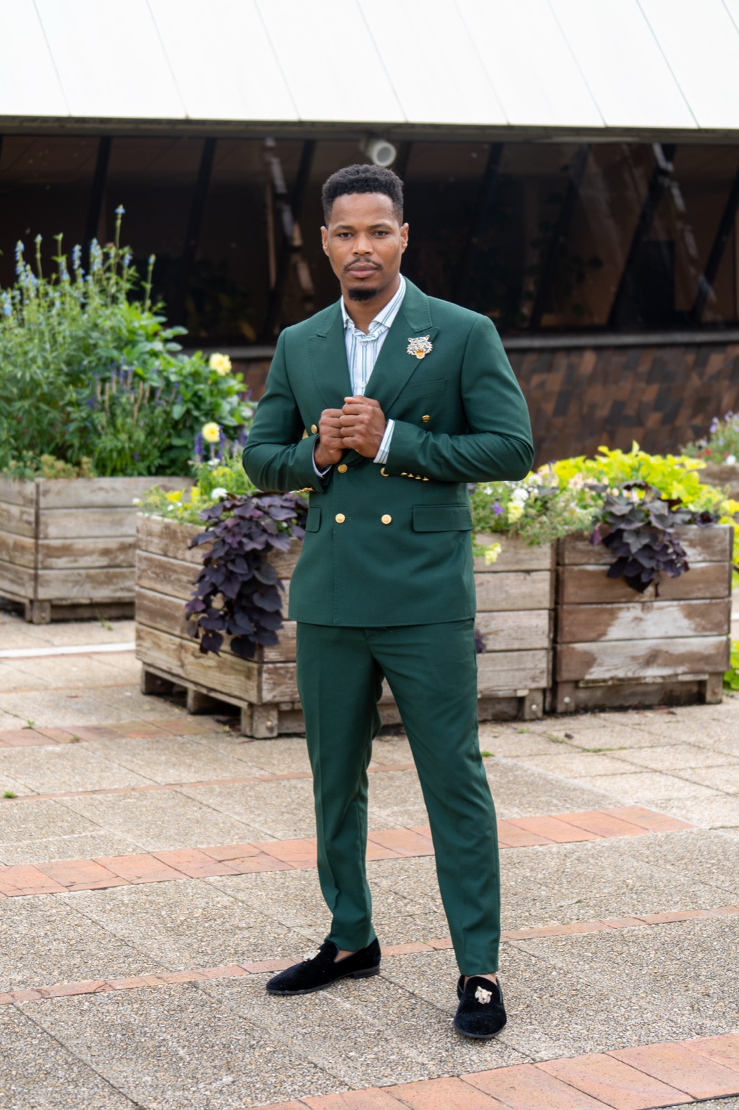 Personal branding Paris, homme en costume vert, plan large en extérieur