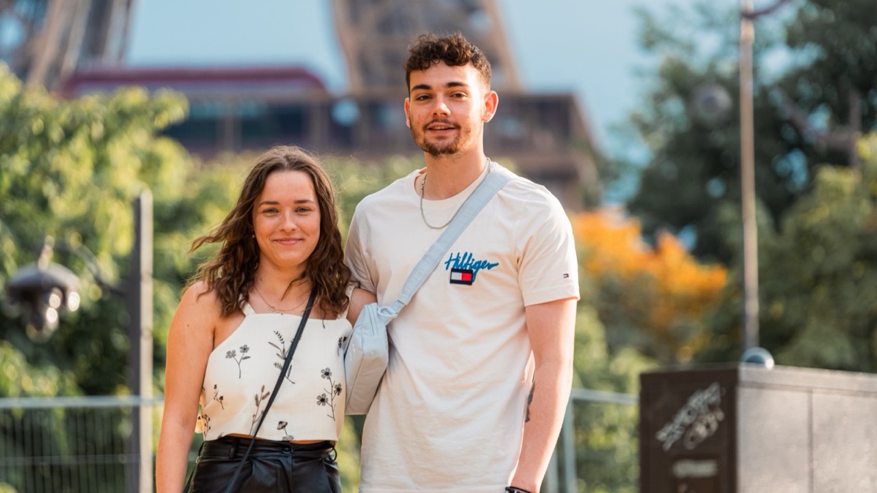 Séance photo de couple devant la tour Eiffel à Paris